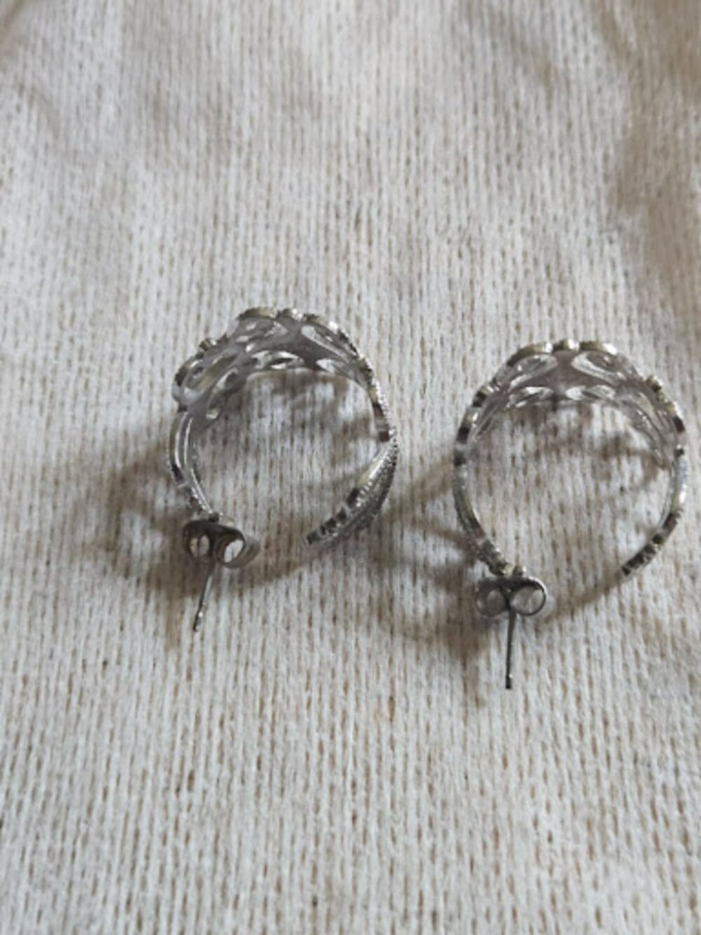 Vintage Sarah Coventry Filigree Scroll Hoop Earrings Silver Tone j30 - Picture 7 of 8